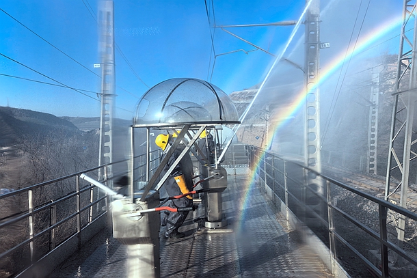 图为正在由下而上冲洗绝缘子_副本